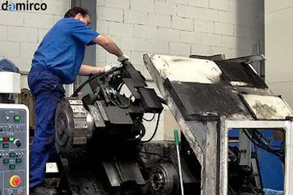 فردی در حال انجام تعمیر و نگهداری روی یک دستگاه حکاکی لیزری صنعتی