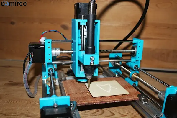 اپراتور با عینک ایمنی مخصوص در حال کار با دستگاه حکاکی لیزری صنعتی