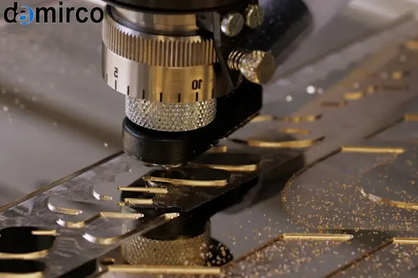 یک دستگاه حکاکی لیزری پیشرفته در حال کار بر روی یک قطعه فلزی با دقت بالا