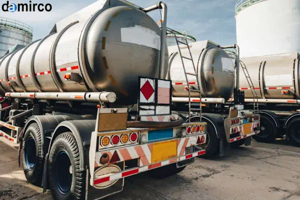 تصویر مقایسه‌ای یک تانکر حمل شیر از جنس استیل ضدزنگ و یک تانکر حمل آب معمولی