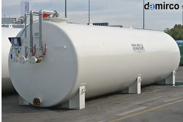 تصویر یک تانکر حمل شیر دوجداره استیل در حال حرکت در جاده