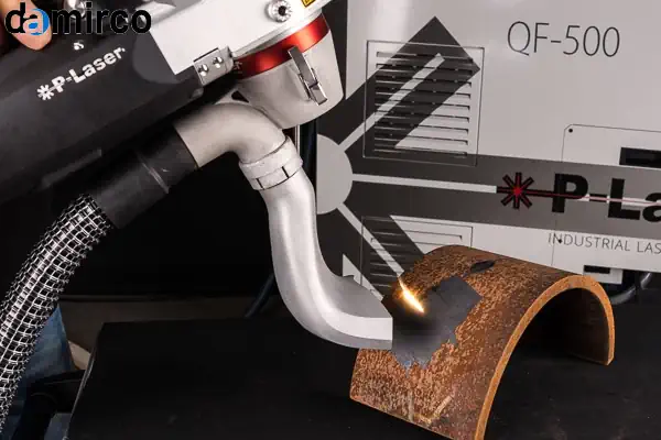 تصویر یک دستگاه زنگ زدای دست دوم صنعتی در یک کارگاه