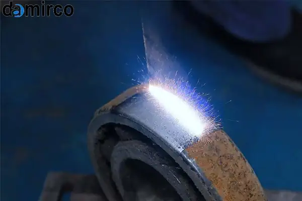 دستگاه زنگ زدای لیزری صنعتی در حال پاکسازی سطح فلزی از زنگ زدگی