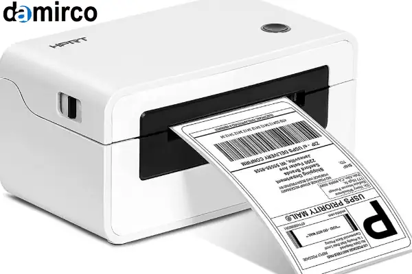 یک تکنسین در حال عیب یابی و تعمیر یک لیبل پرینتر صنعتی