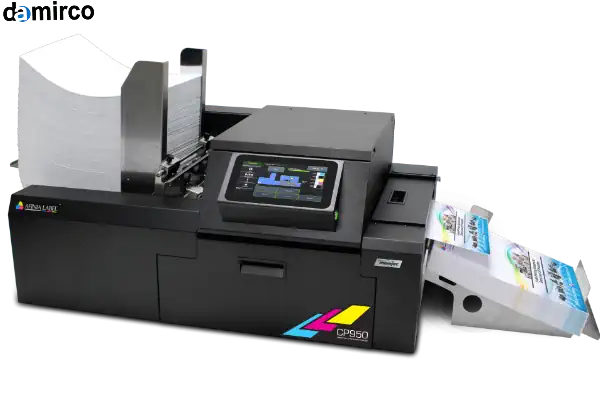 یک دستگاه لیبل پرینتر صنعتی در حال چاپ لیبل‌های بارکددار برای محصولات در یک کارخانه