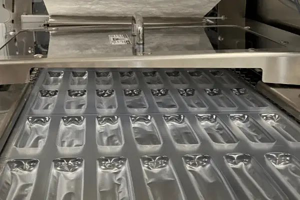 رول های رنگی و متنوع فیلم بسته بندی مناسب برای استفاده در دستگاه های فرم فیل سیل