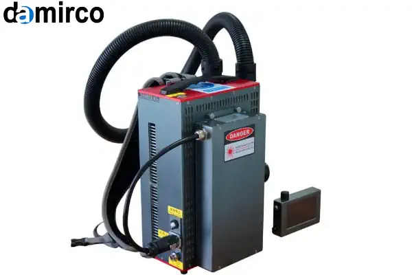 تکنسین در حال انجام سرویس و نگهداری دوره‌ای بر روی یک دستگاه زنگ زدای صنعتی