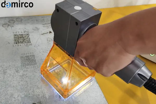 اپراتور با عینک ایمنی در حال رعایت نکات ایمنی ضروری هنگام کار با دستگاه حکاکی لیزری