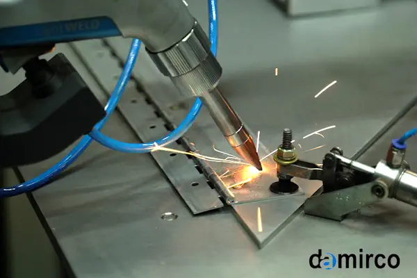 دستگاه جوش لیزر آلومینیوم در حال کار بر روی یک قطعه صنعتی