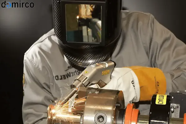 دستگاه جوش لیزری در حال ایجاد یک اتصال دقیق و تمیز بر روی قطعه‌ای فلزی