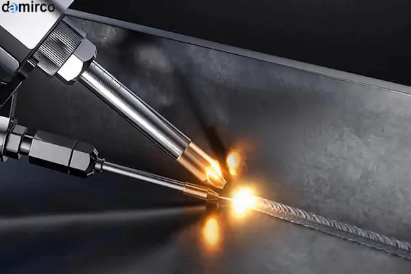 نمای نزدیک از دستگاه جوش لیزر طلا در حال جوشکاری یک حلقه ظریف