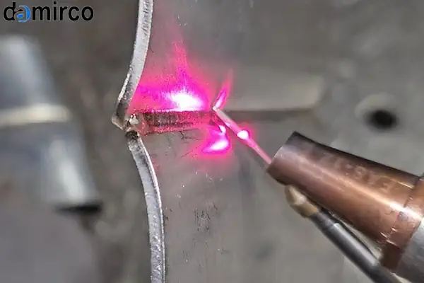 یک دستگاه جوش لیزر دستی که توسط اپراتور برای اتصال دو قطعه فلزی استفاده می‌شود