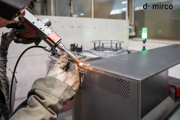 یک دستگاه جوش لیزر فایبر در حال کار در یک محیط صنعتی