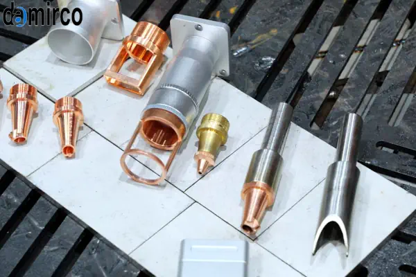 نمای نزدیک از عملکرد دستگاه جوش لیزر روی یک قطعه فلزی ظریف