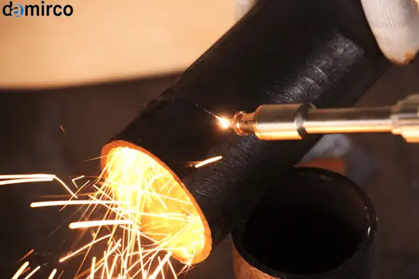 یک دستگاه جوش لیزر دستی در حال اتصال دو قطعه فلزی با دقت بالا