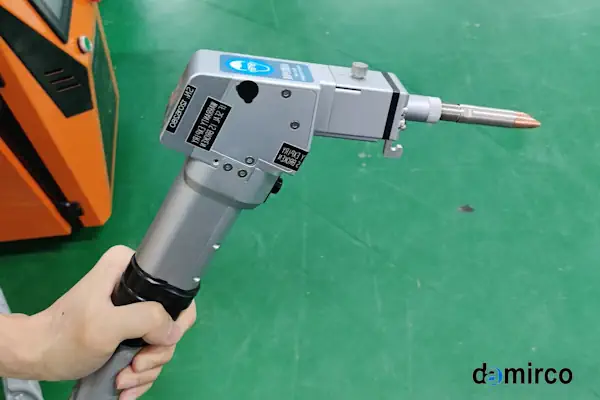 اپراتور در حال کار با دستگاه جوش لیزر صنعتی پیشرفته