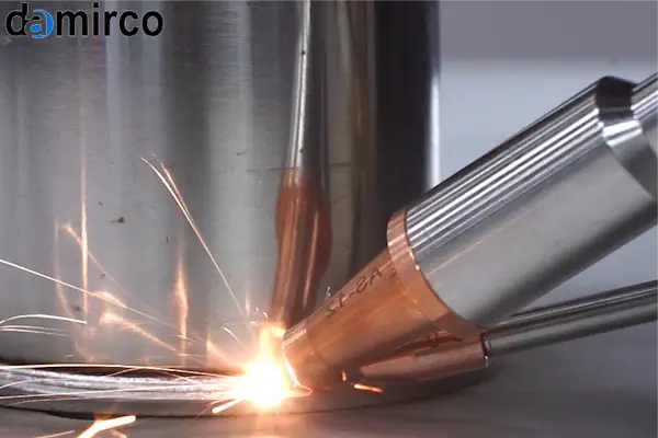 یک اپراتور در حال استفاده از دستگاه جوش لیزر پرتابل برای جوشکاری قطعه فلزی در یک کارگاه صنعتی