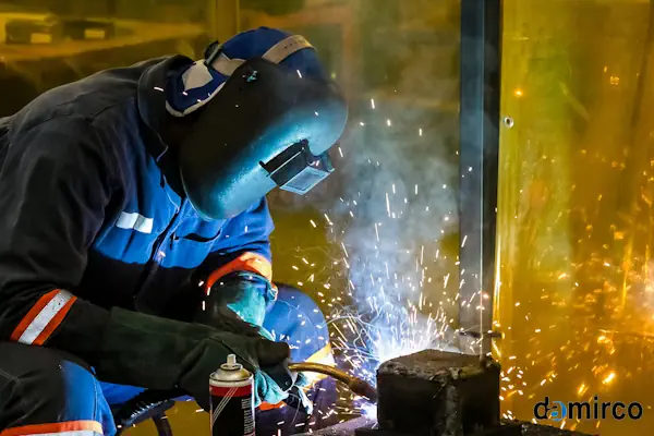 دستگاه جوش لیزری استیل در حال ایجاد یک اتصال تمیز و دقیق بر روی قطعه فلزی