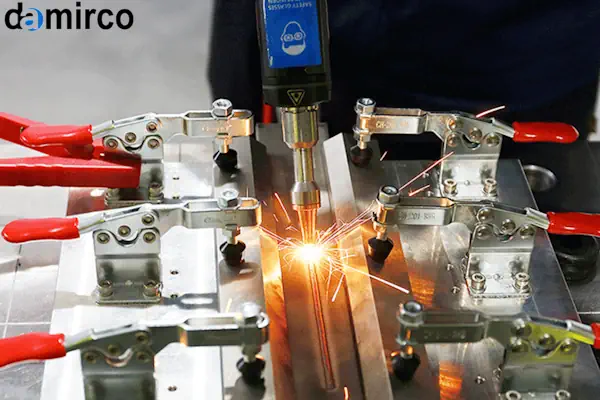 یک دستگاه جوش لیزر دست دوم در یک کارگاه صنعتی در حال استفاده