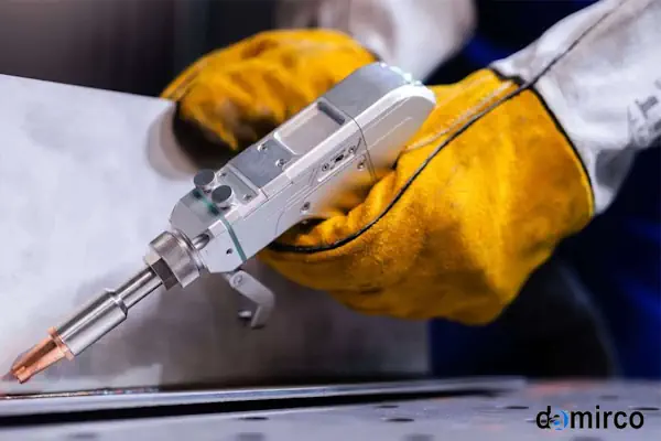 تکنسین در حال انجام تعمیر و نگهداری دقیق بر روی دستگاه جوش لیزر صنعتی پیشرفته