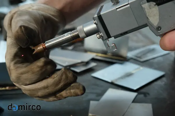 تصویر مقایسه‌ای از فرآیند جوشکاری لیزری و جوشکاری آرگون روی یک قطعه فلزی