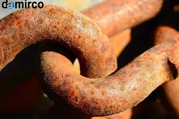 تجهیزات صنعتی در حال فرآیند زنگ زدایی صنعتی با روش سندبلاست