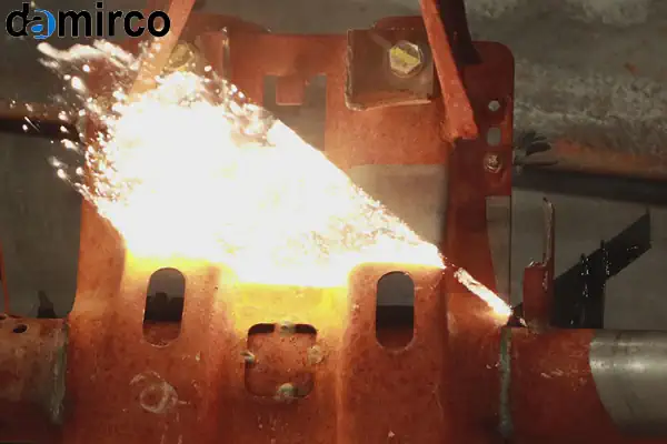 مقایسه روش‌های مختلف زنگ زدایی فلزات از جمله لیزر و سندبلاست روی یک سطح فلزی