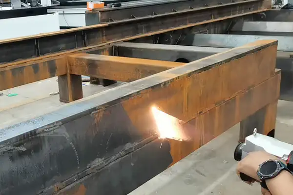 عملکرد دستگاه زنگ زدای سندبلاست بر روی یک سطح فلزی زنگ زده