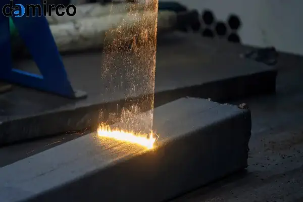 دستگاه زنگ زدا صنعتی در حال تمیزکاری یک قطعه فلزی بزرگ