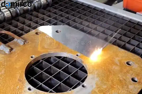 فرایند دقیق زنگ زدایی قطعات خودرو با استفاده از دستگاه پیشرفته لیزری