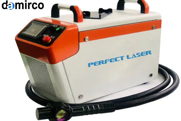 یک کارگر در حال استفاده از دستگاه زنگ زدای قابل حمل لیزری بر روی یک سطح فلزی زنگ زده