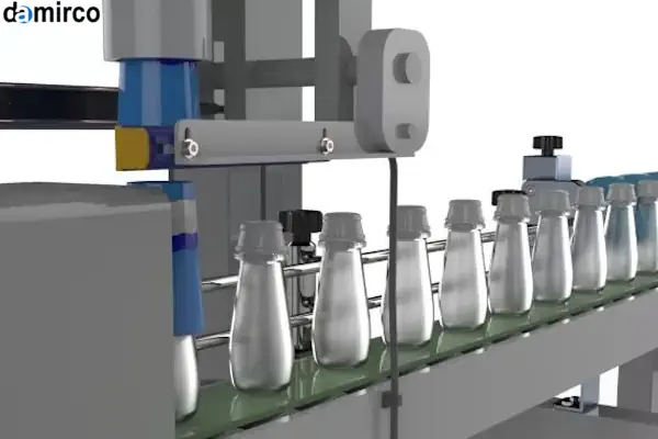 نمایی نزدیک از عملکرد یک دستگاه لیبل شیرینگ مدرن با تکنولوژی پیشرفته در حال لیبل زدن روی بطری ها