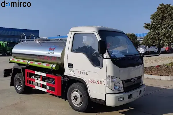 تانکر حمل شیر کوچک استیل نصب شده بر روی یک وانت سفید در یک مزرعه