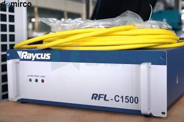 نمایی نزدیک از یک سورس لیزر فایبر مکس (Maxphotonics) نصب شده روی دستگاه