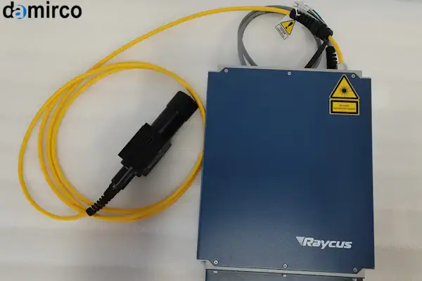 تصویر یک سورس لیزر IPG قدرتمند در یک محیط صنعتی