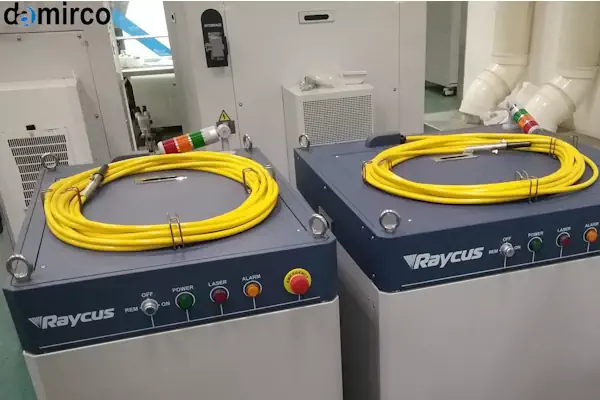 نمای نزدیک از یک سورس لیزر فایبر صنعتی در حال کار