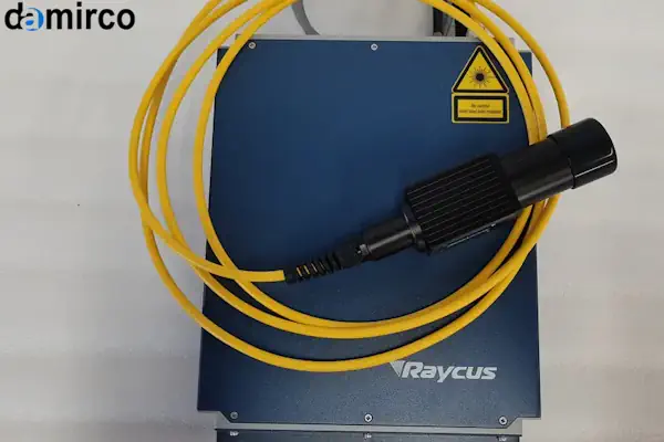 یک تکنسین متخصص در حال تعمیر سورس لیزر در یک محیط آزمایشگاهی تمیز