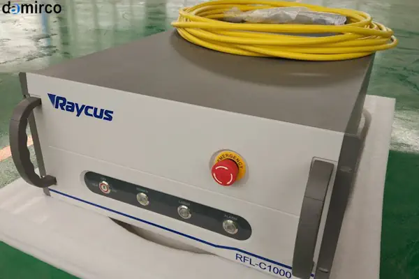 نمای نزدیک از یک سورس لیزر فایبر صنعتی با کابل‌های فیبر نوری زرد رنگ متصل به آن