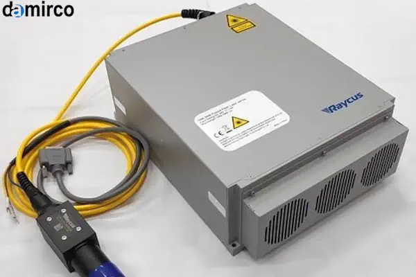 یک سورس لیزر فایبر صنعتی با توان بالا در حال کار