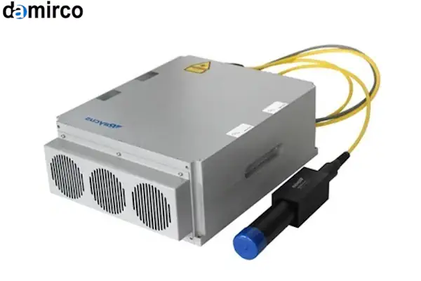 نمای نزدیک از یک سورس لیزر فایبر صنعتی پیشرفته با فیبر نوری زرد رنگ