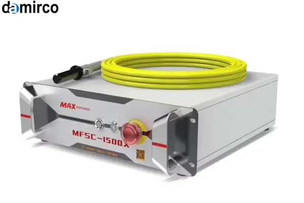 تکنسین متخصص در حال بررسی فنی و تشخیص علائم خرابی سورس لیزر یک دستگاه برش صنعتی پیشرفته