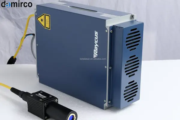 تصویر یک چیلر سورس لیزر صنعتی در حال کار کنار دستگاه برش لیزری