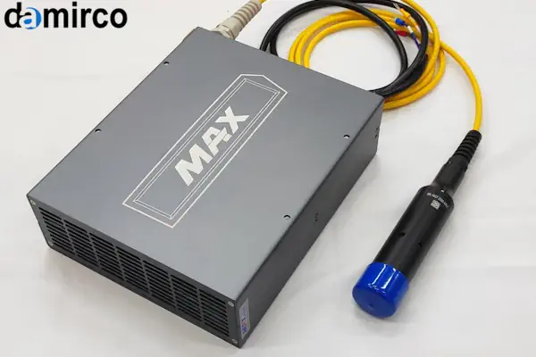 نمای نزدیک از عملکرد یک سورس لیزر حکاکی فایبر روی قطعه‌ای فلزی