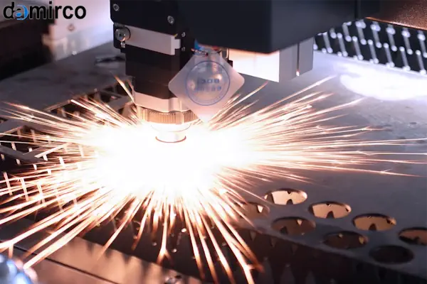 نمای شماتیک از سه نوع سورس لیزر صنعتی فایبر، CO2 و YAG