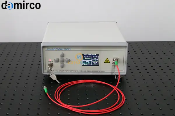 نمای شماتیک از نحوه کار سورس لیزر فایبر و مسیر تقویت نور در فیبر نوری