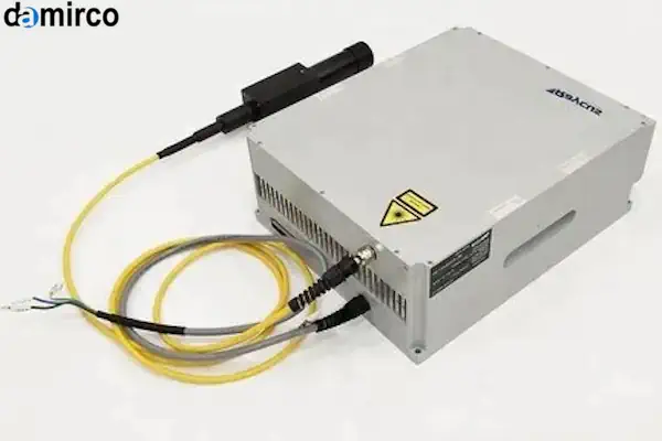 نمای نزدیک از یک سورس لیزر دست دوم فایبر آماده برای بازرسی فنی