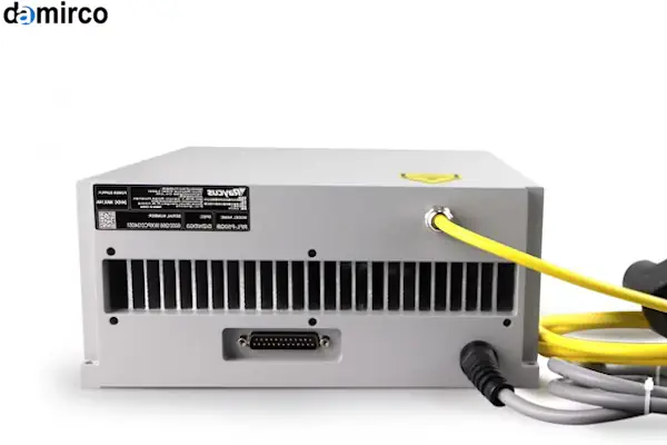 تصویر نزدیک از یک سورس لیزر برش فلزات قدرتمند که در یک دستگاه برش لیزری صنعتی نصب شده است