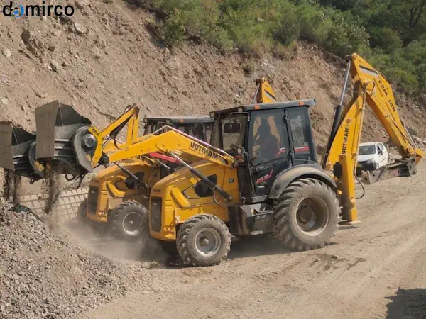 تصویر قطعات یدکی مختلف یک دستگاه سنگ شکن صنعتی که روی زمین چیده شده‌اند.