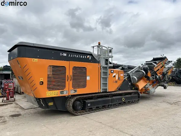 فرآیند جوشکاری بدنه اصلی یک دستگاه سنگ شکن فکی صنعتی در کارخانه