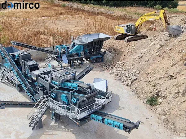 یک دستگاه سنگ شکن کوچک فکی قابل حمل در یک محوطه ساختمانی